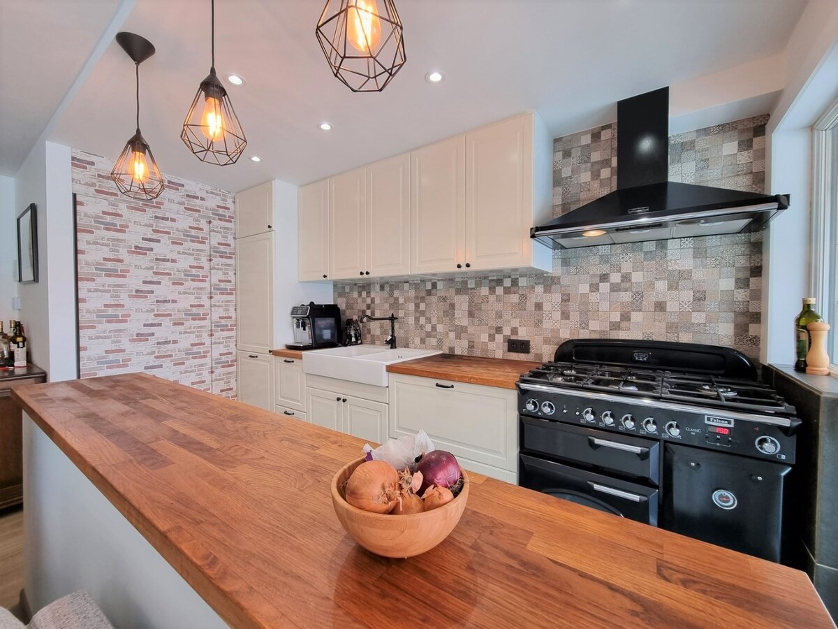 Leuk, centraal gelegen, volledig gerenoveerd appartement te Heist 