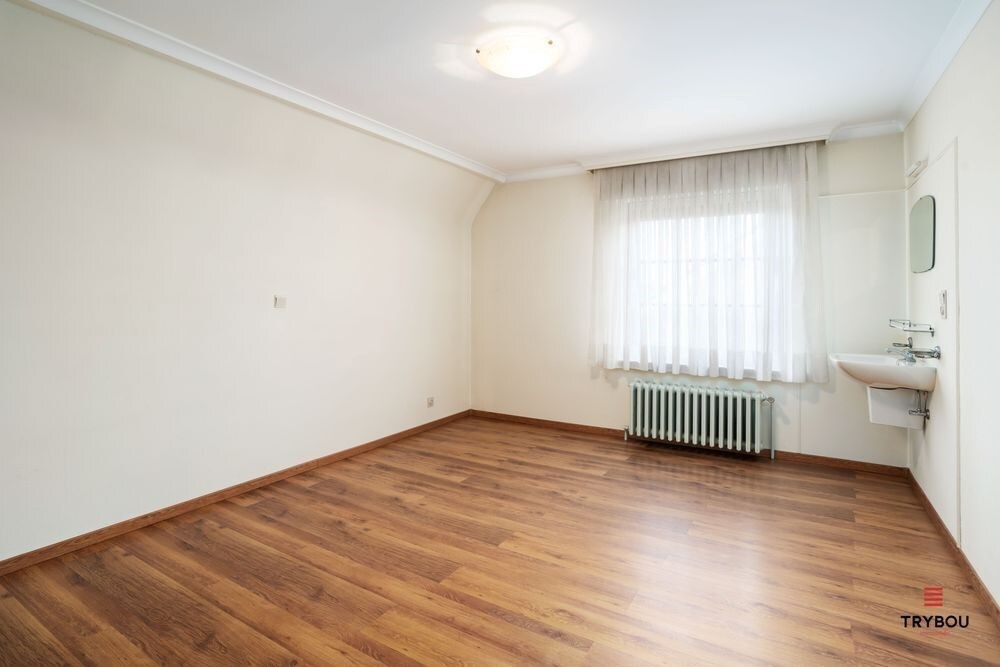 Ruime karaktervolle villa met 3 garages op 1099m² 