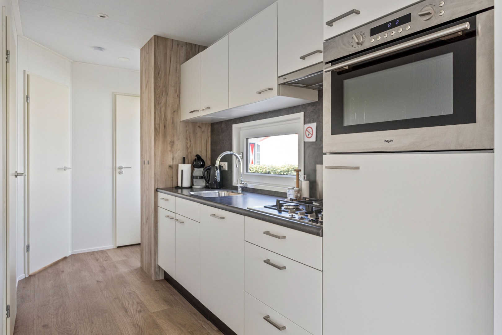 Ontsnap aan de dagelijkse hectiek en geniet van een welverdiende vakantie in deze charmante chalet (nr. ME46), te koop aangeboden op park Duinzicht in Koudekerke! 