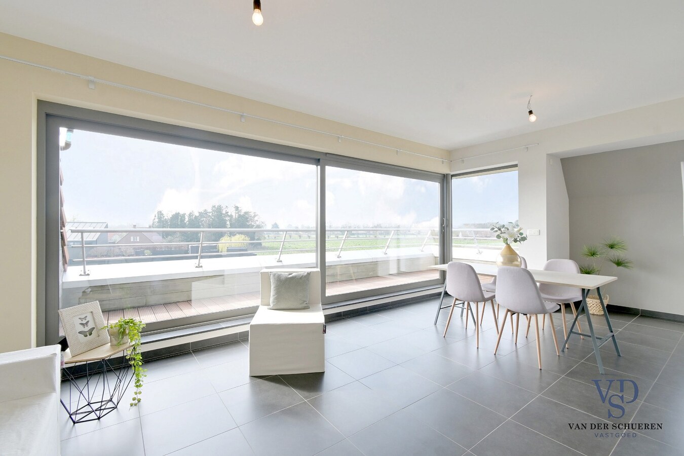 Lichtrijk appartement mét ondergrondse garage en berging. 