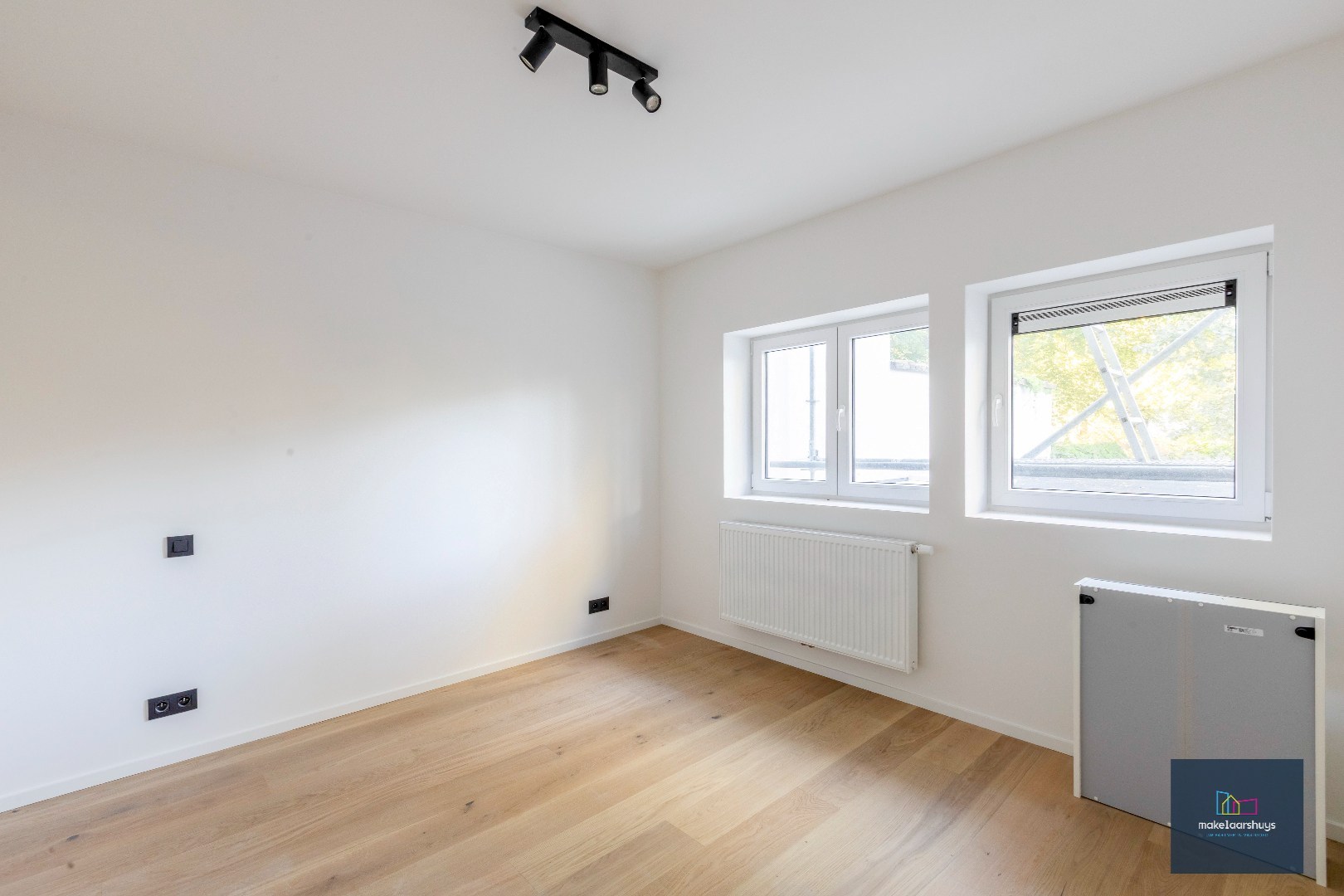 Prachtig  duplex appartement met 4 slpk, 3 badk, grote tuin en parkeergelegenheid 