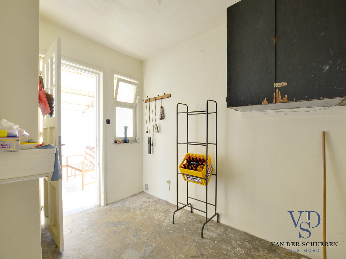 Degelijke woning met tuin en afz. garage. 