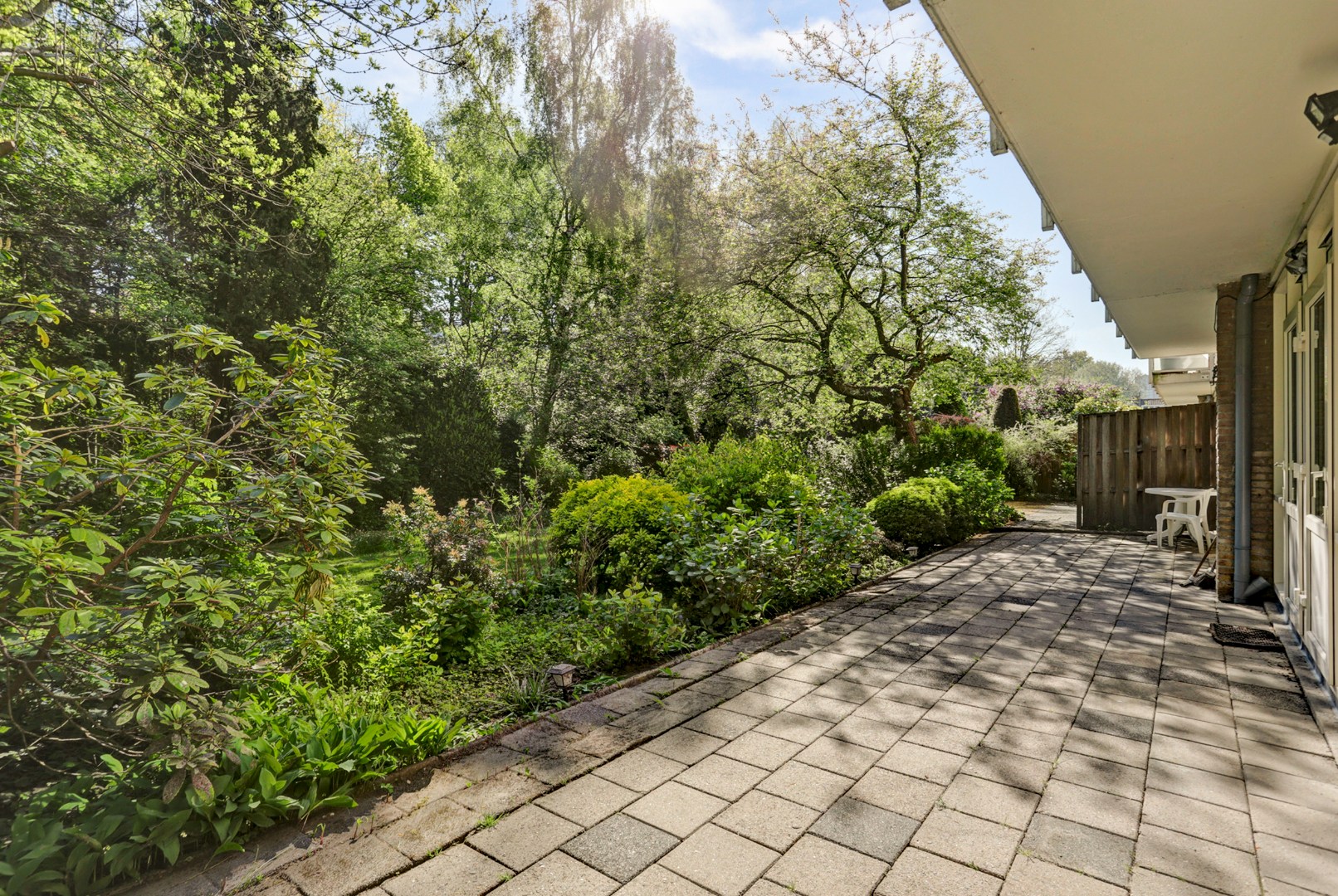 Bijna 100 m² gelijkvloers woonplezier op de begane grond met terras van ca. 36 m².  Deze 3- (voorheen 5) kamerwoning is gelegen op eigen grond! 