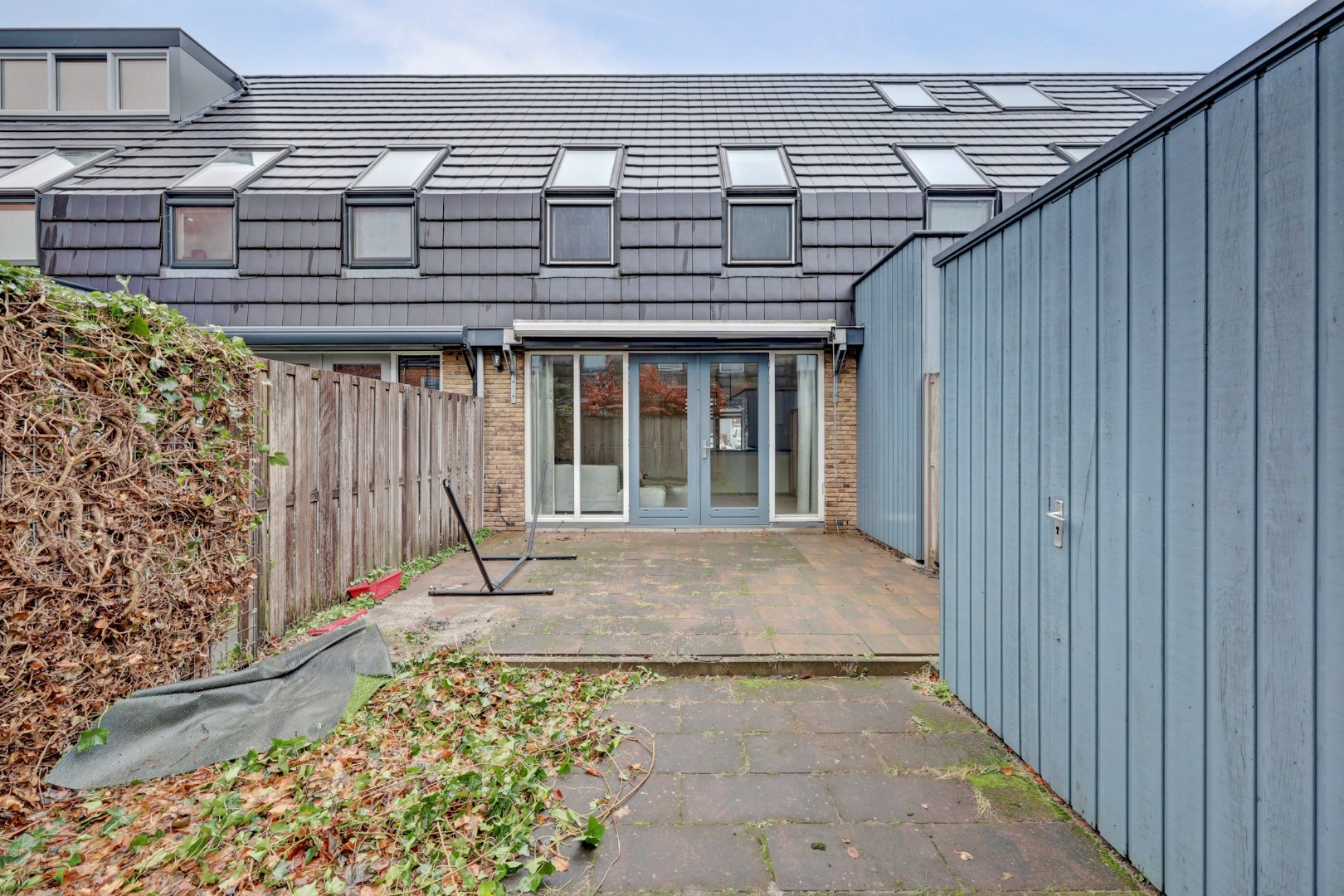 In de jonge woonwijk Nesselande in deelplan Haag en Park gelegen 5 kamer tussenwoning met houten berging en parkeerplaats op 131 m² eigen grond. 