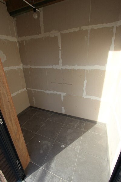 Gelijkvloers nieuwbouwappartement te Ieper met één slpkmr en autostaanplaats 