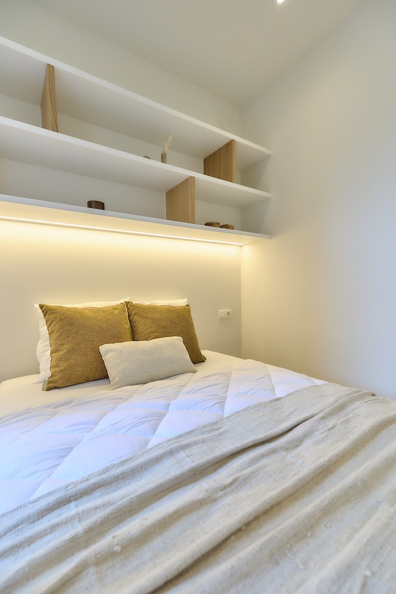 Volledig gerenoveerd appartement met 4 slaapkamers centraal gelegen in centrum van Knokke nabij de Dumortierlaan met zijdelings zeezicht. 