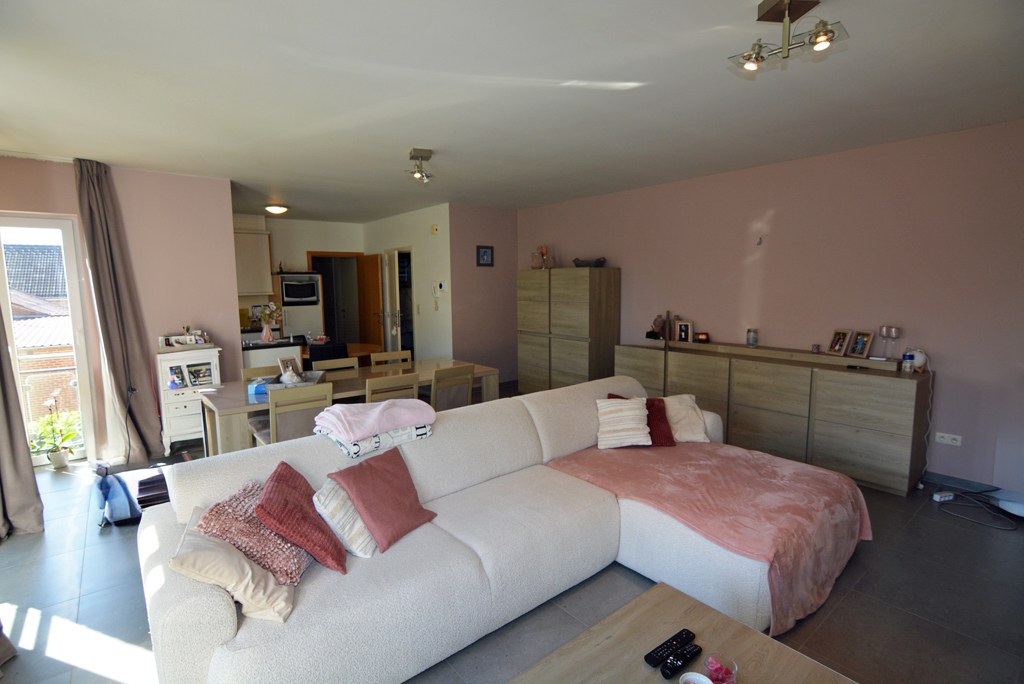 Appartement (104 m²) met 2 slpks, garage en kelderberging. 