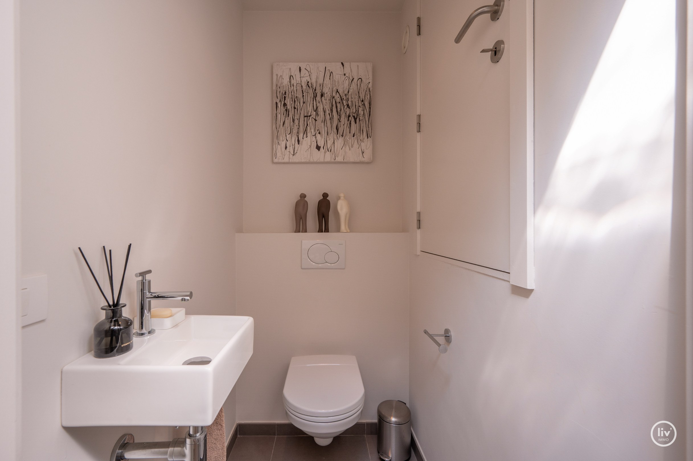 Appartement en duplex ensoleillé et spacieux avec terrasse orientée plein sud situé dans la Zoutelaan à Knokke. 