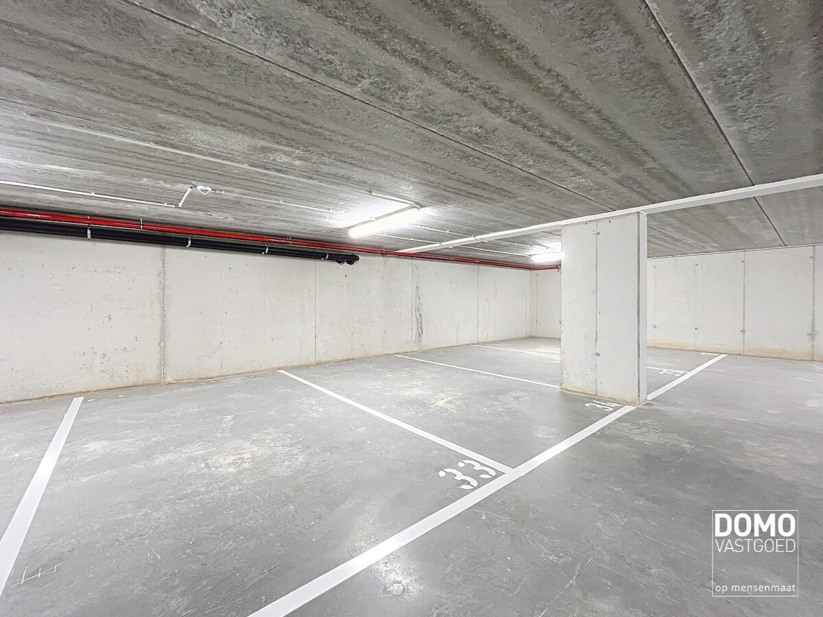 VOLLEDIG AFGEWERKT NIEUWBOUWAPPARTEMENT MET 1 SLAAPKAMER, TERRAS EN ONDERGRONDSE AUTOSTANDPLAATS IN RESIDENTIE "DE KWINT" TE ZONHOVEN 