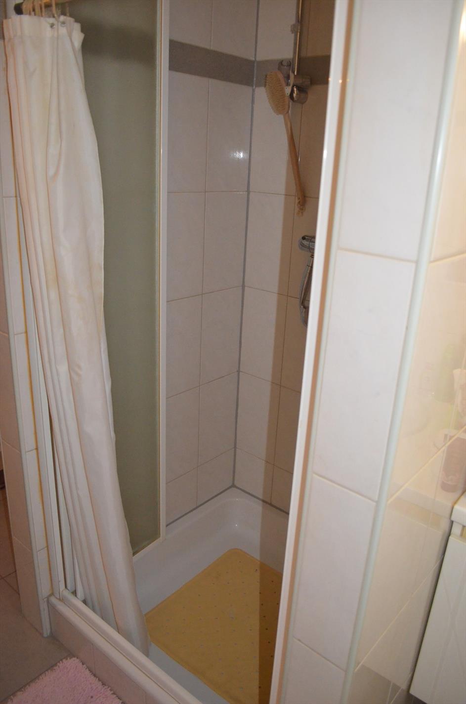 Gelijkvloers app met 1 slpk en garage te centrum Eeklo 