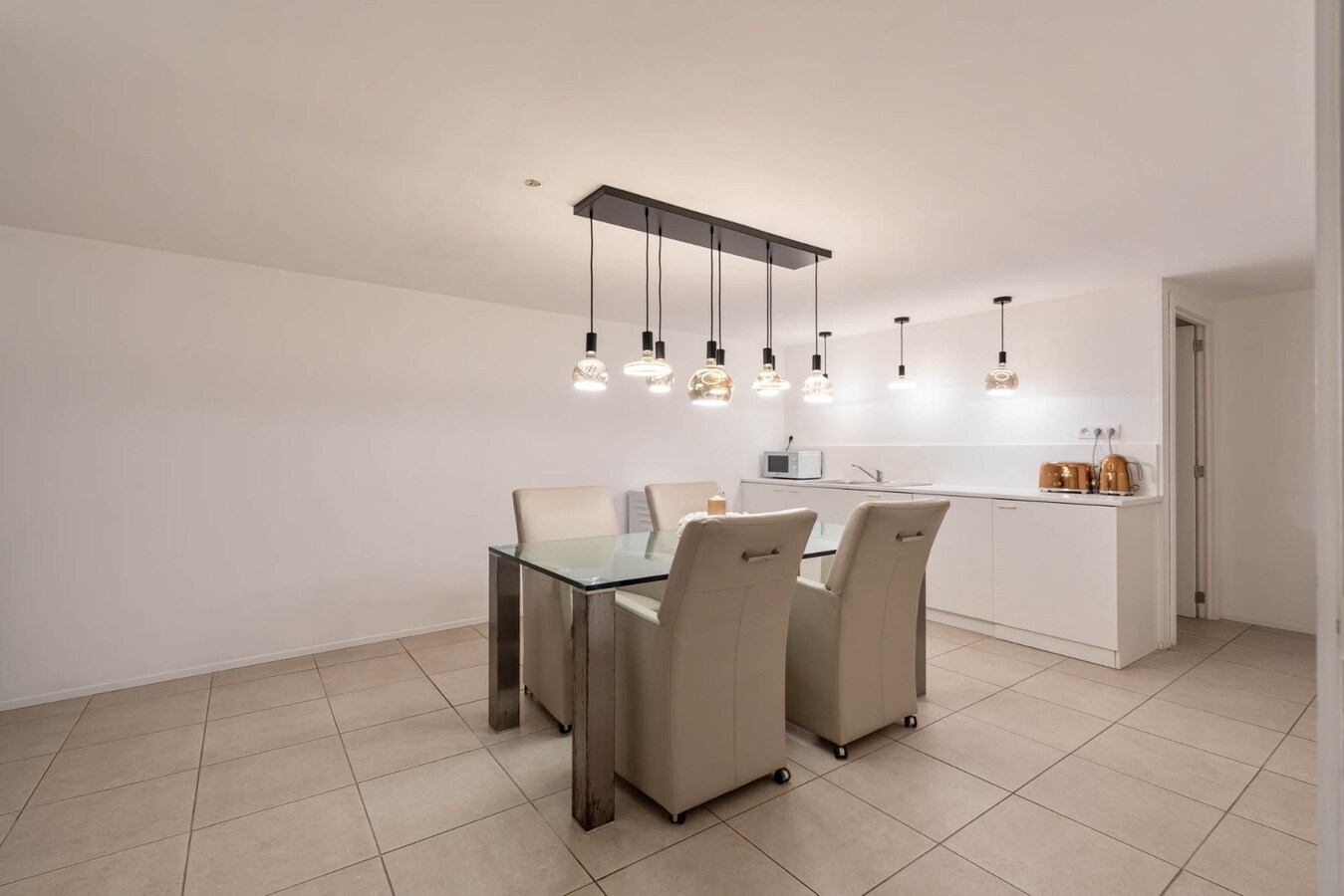 Ruim, zeer energiezuinig kantoor in het centrum van Neeroeteren met diverse mogelijkheden! 