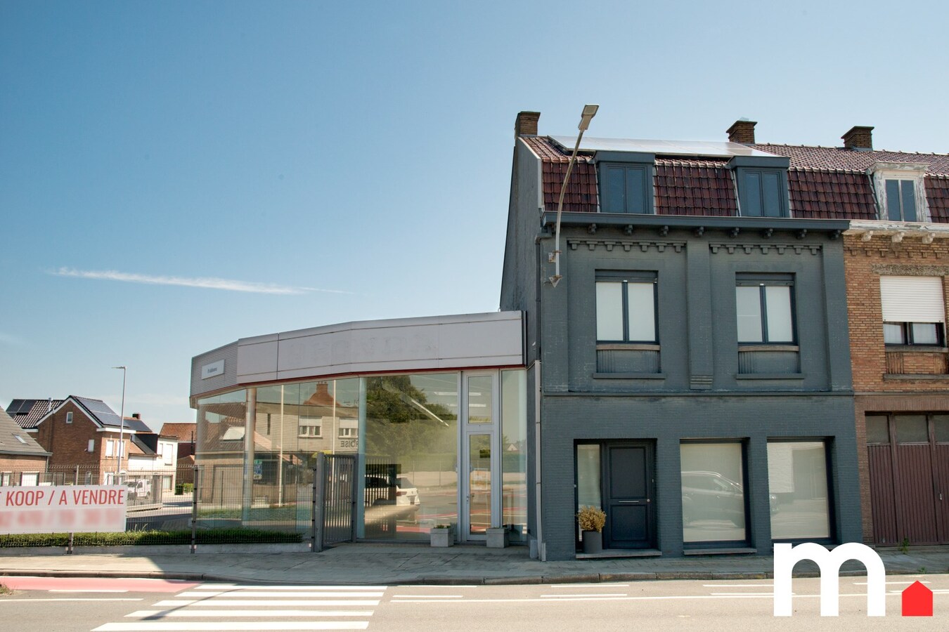 Multifunctioneel bedrijfsgebouw (Showroom + Atelier + Woning) op toplocatie te Rekkem ! 
