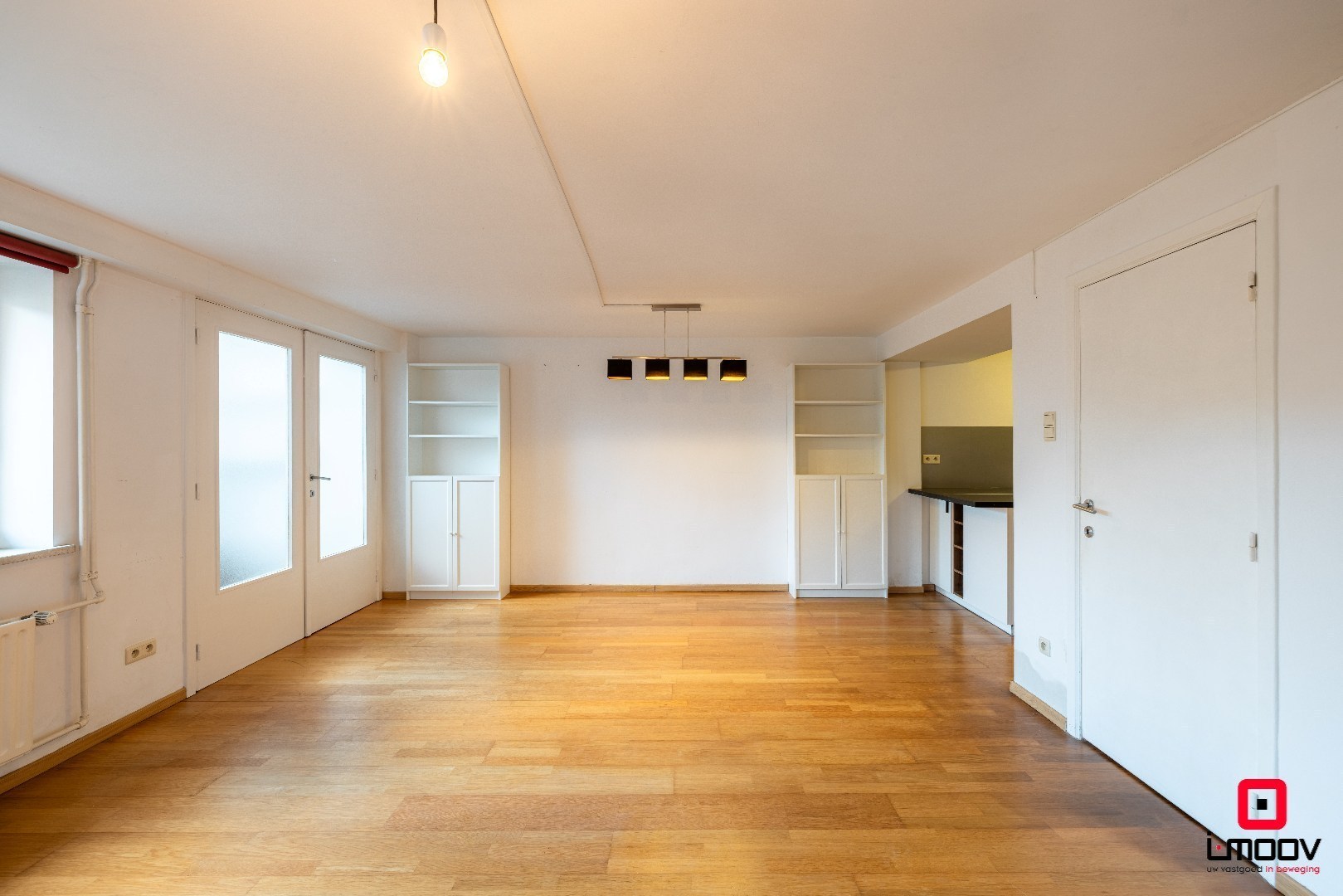 Instapklaar, lichtrijk tweeslaapkamer souterrain-appartement met groot terras &amp; garagebox in topligging – Patijntjestraat Gent 