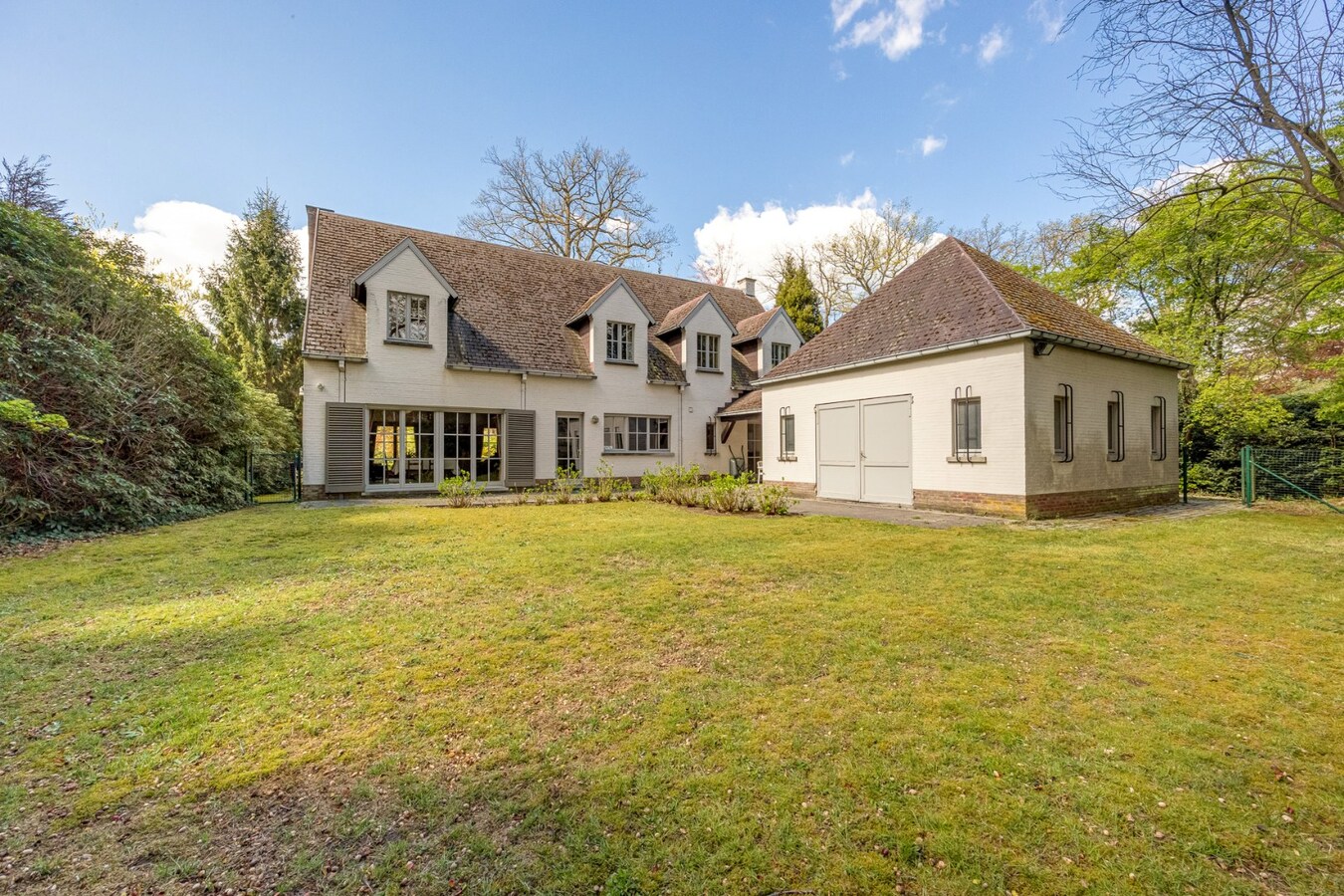 Villa met praktijkruimte en dubbele garage op riant perceel van 2.010 m² te Schoten 