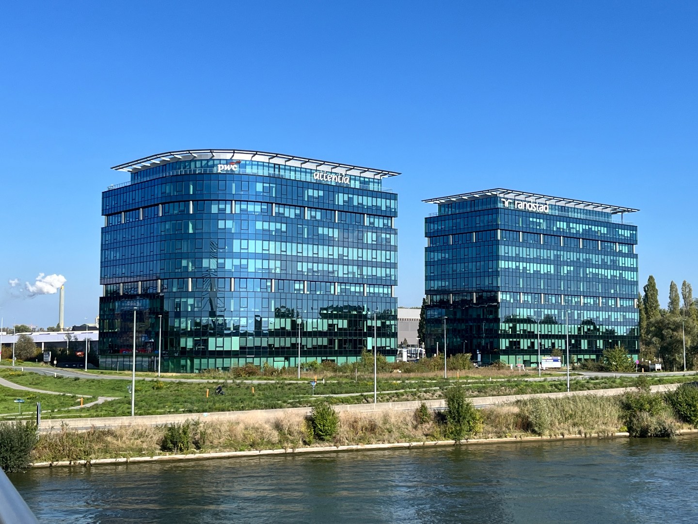 Instapklaar kantoorgelijkvloers te huur in Blue Towers in Gent
