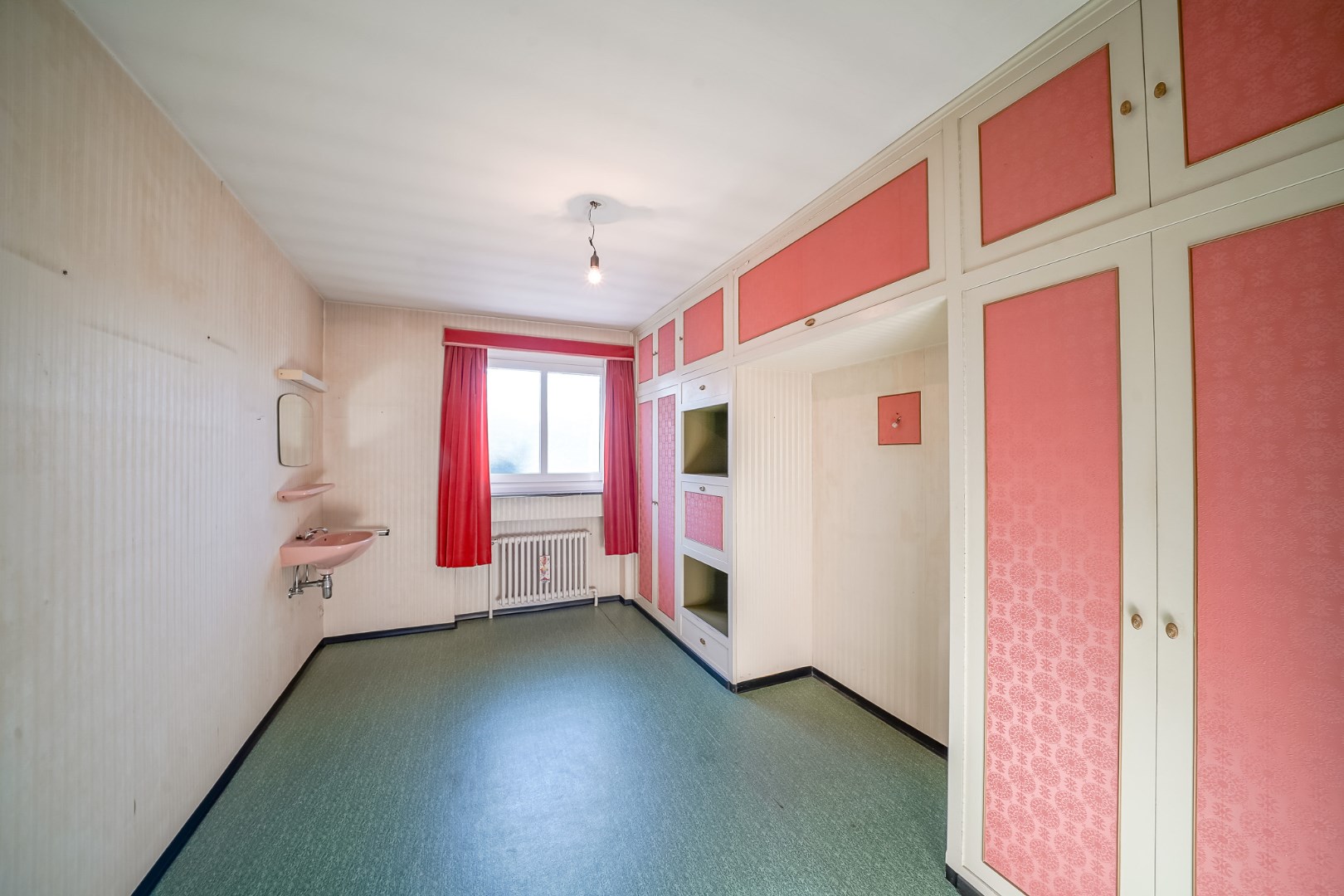 Statige villa uit de jaren ‘65 met zuidgerichte tuin in hartje Oudenburg. 