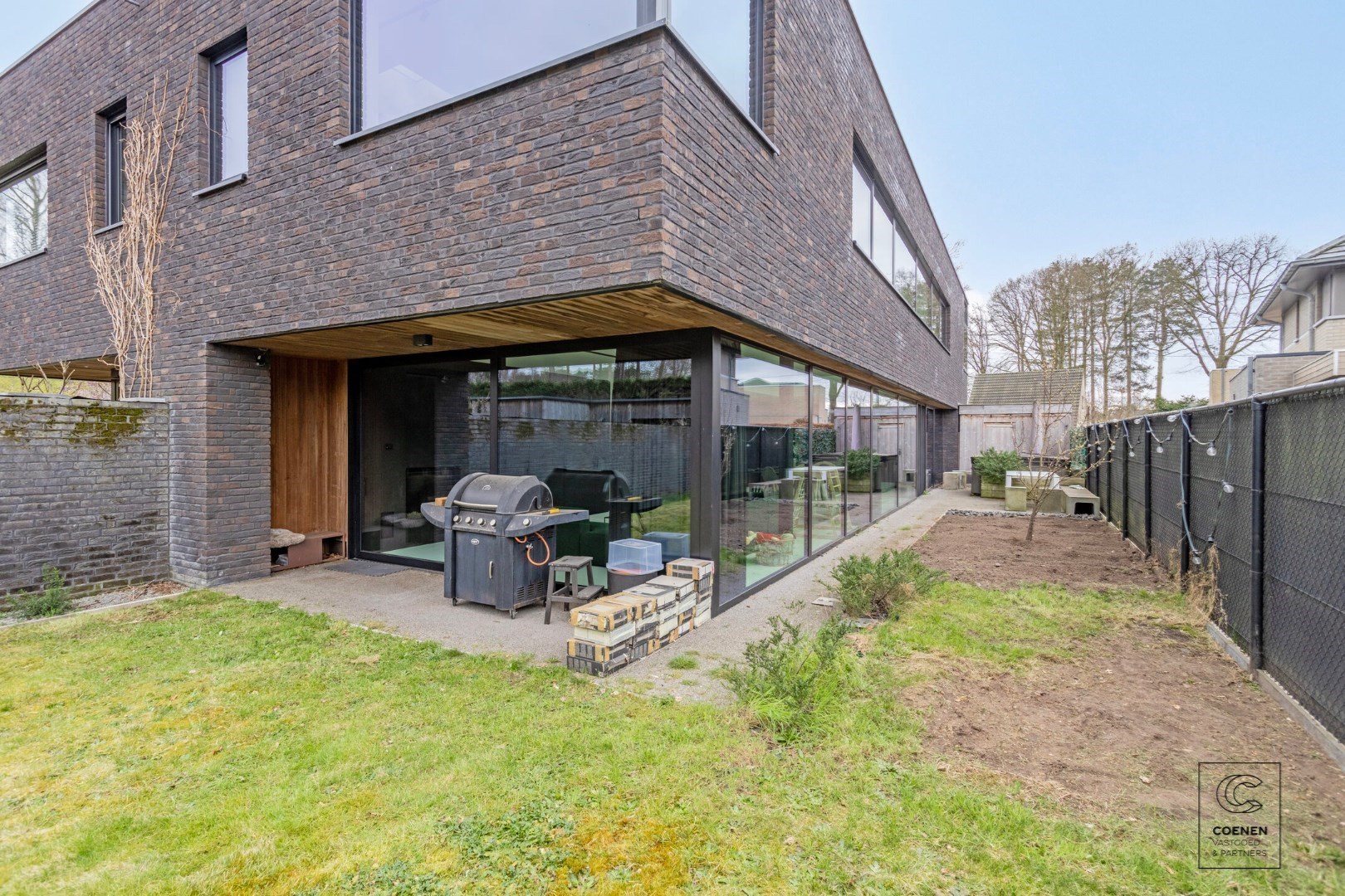 Prachtig verder af te werken HOB van 320 m² in een doodlopende straat! 