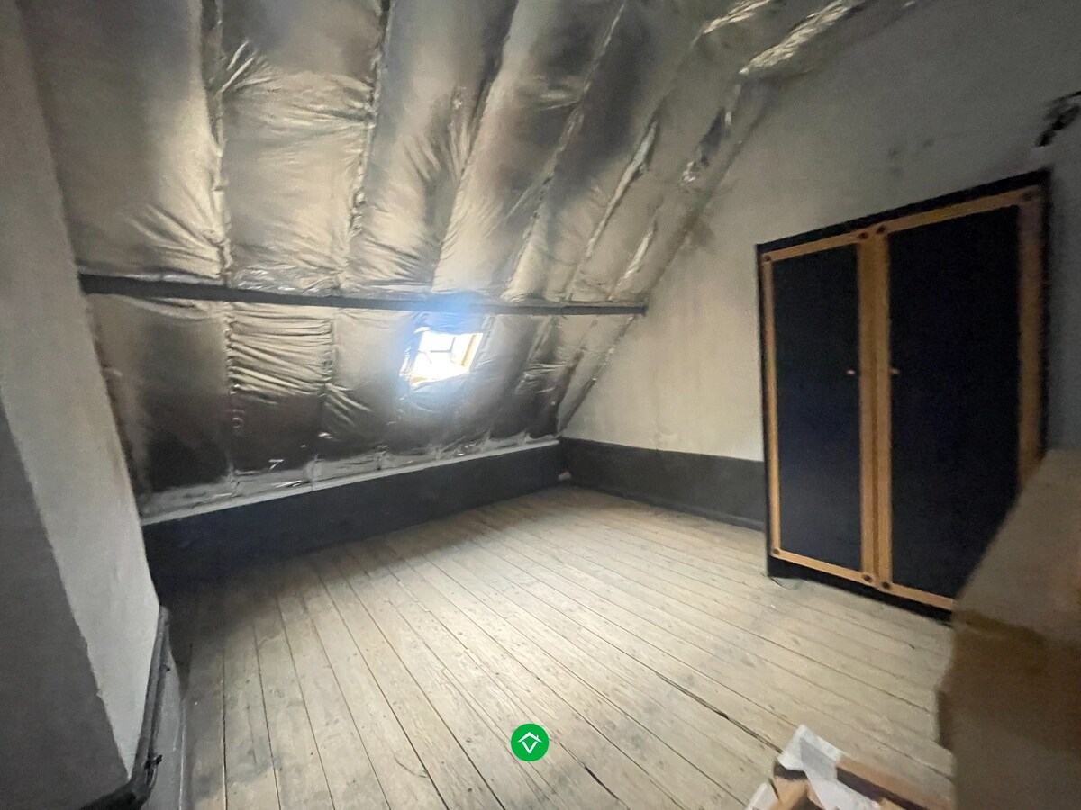 Woning met 2 slaapkamers en koer in centrum Roeselare 