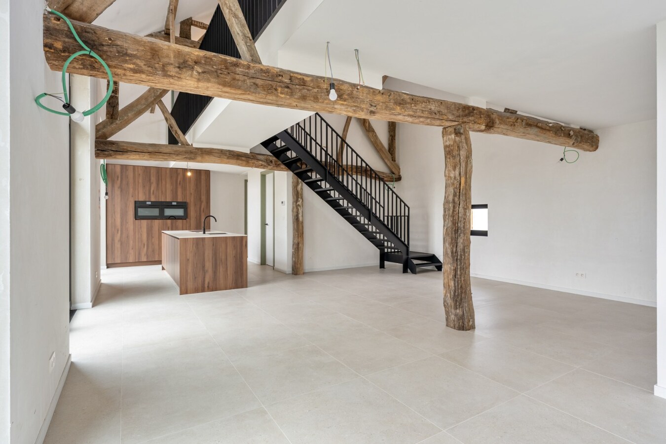 Exclusieve woning in volledig heropgebouwde hoeve op een perceel van 4a60ca! 
