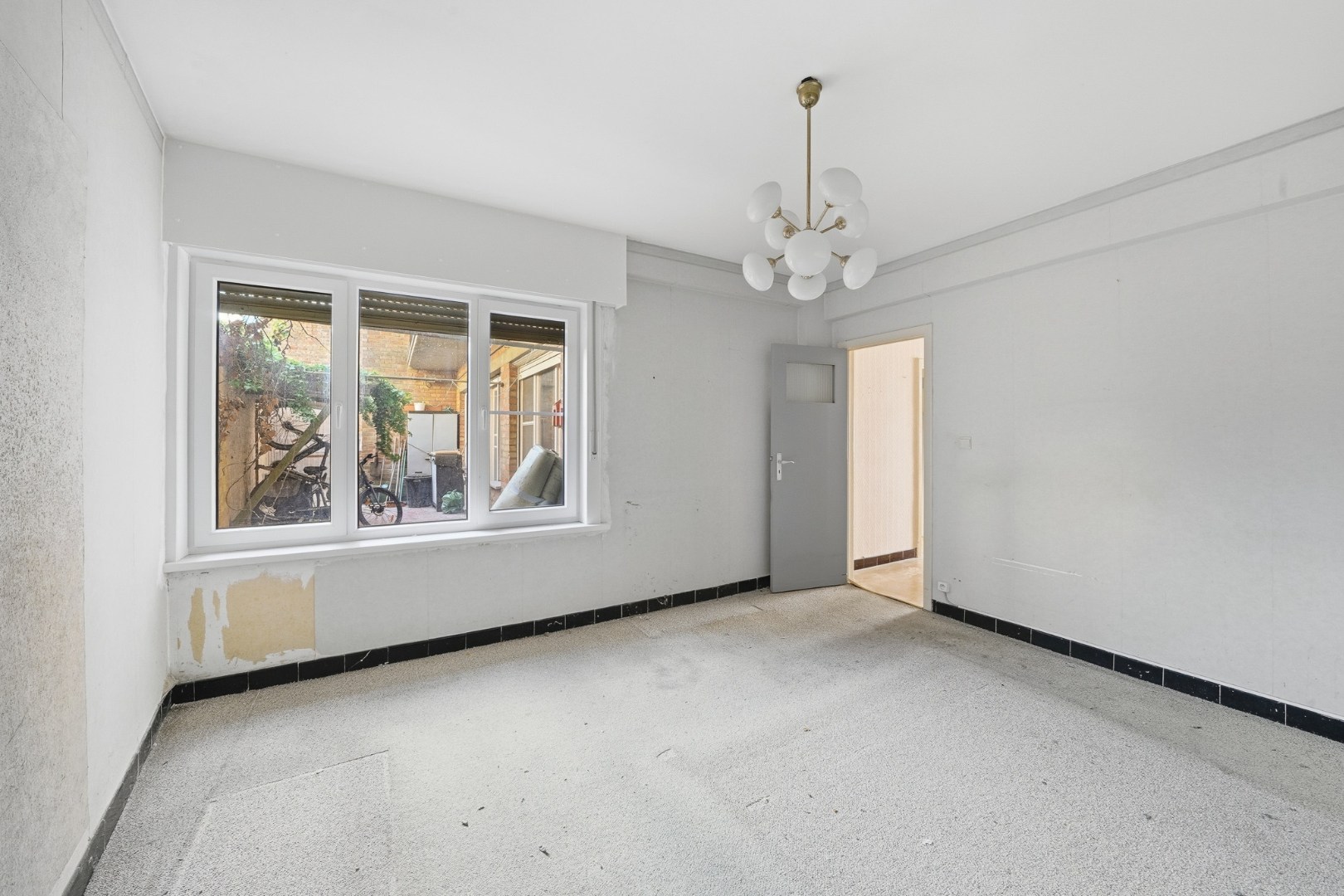 Te renoveren gelijkvloers appartement met 2 slaapkamers in Oostende 