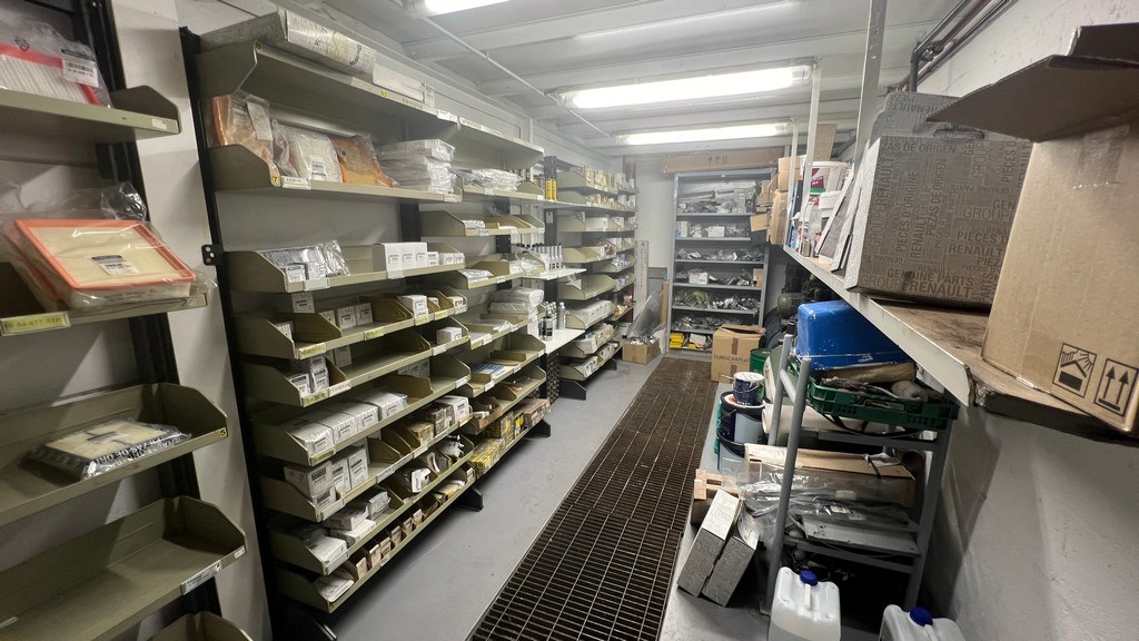 Showroom met werkplaats en appartement te koop in Wondelgem