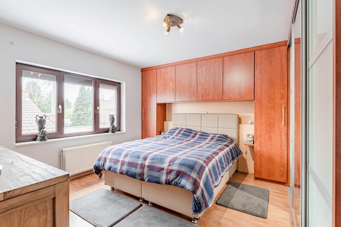 Gerenoveerde, goed onderhouden woning nabij het centrum van Bree mét een grote garage/werkplaats bereikbaar langs de Filterstraat aan de achterzijde van de woning! 