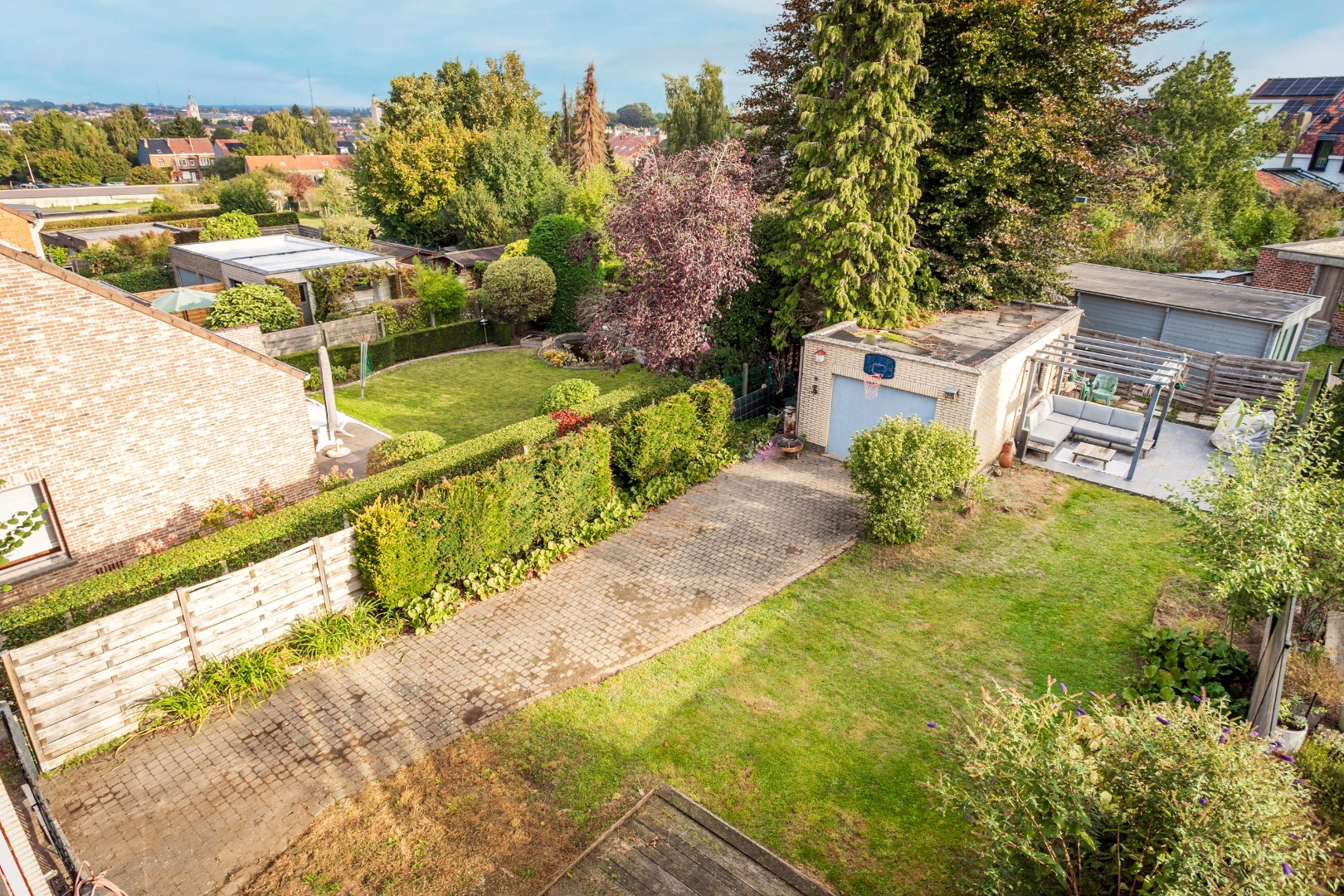 Solide woning met 6 slaapkamers, tuin en garage 
