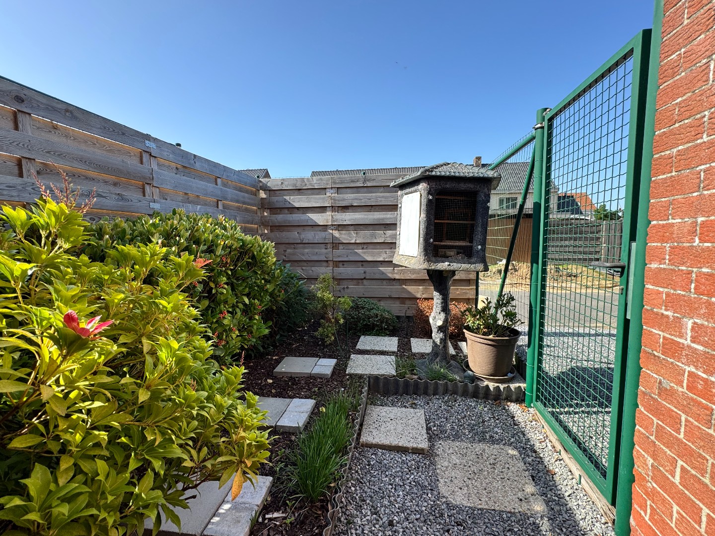 Gezellige woning met stadstuin, garage en uitweg langsachter. 