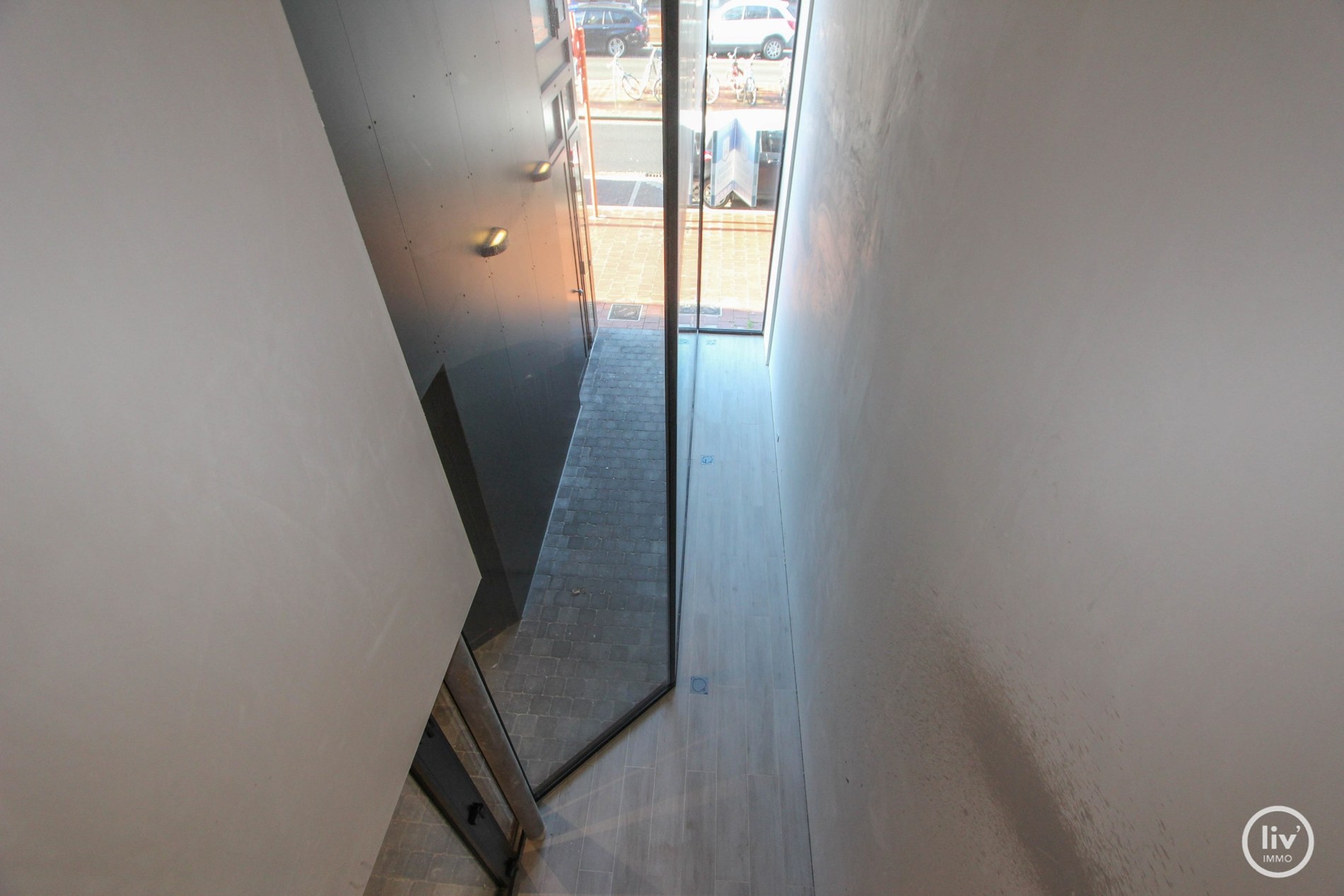 Recent handelspand met mezzanine, gelegen op een commerciële plaats in de Lippenslaan te Knokke. 