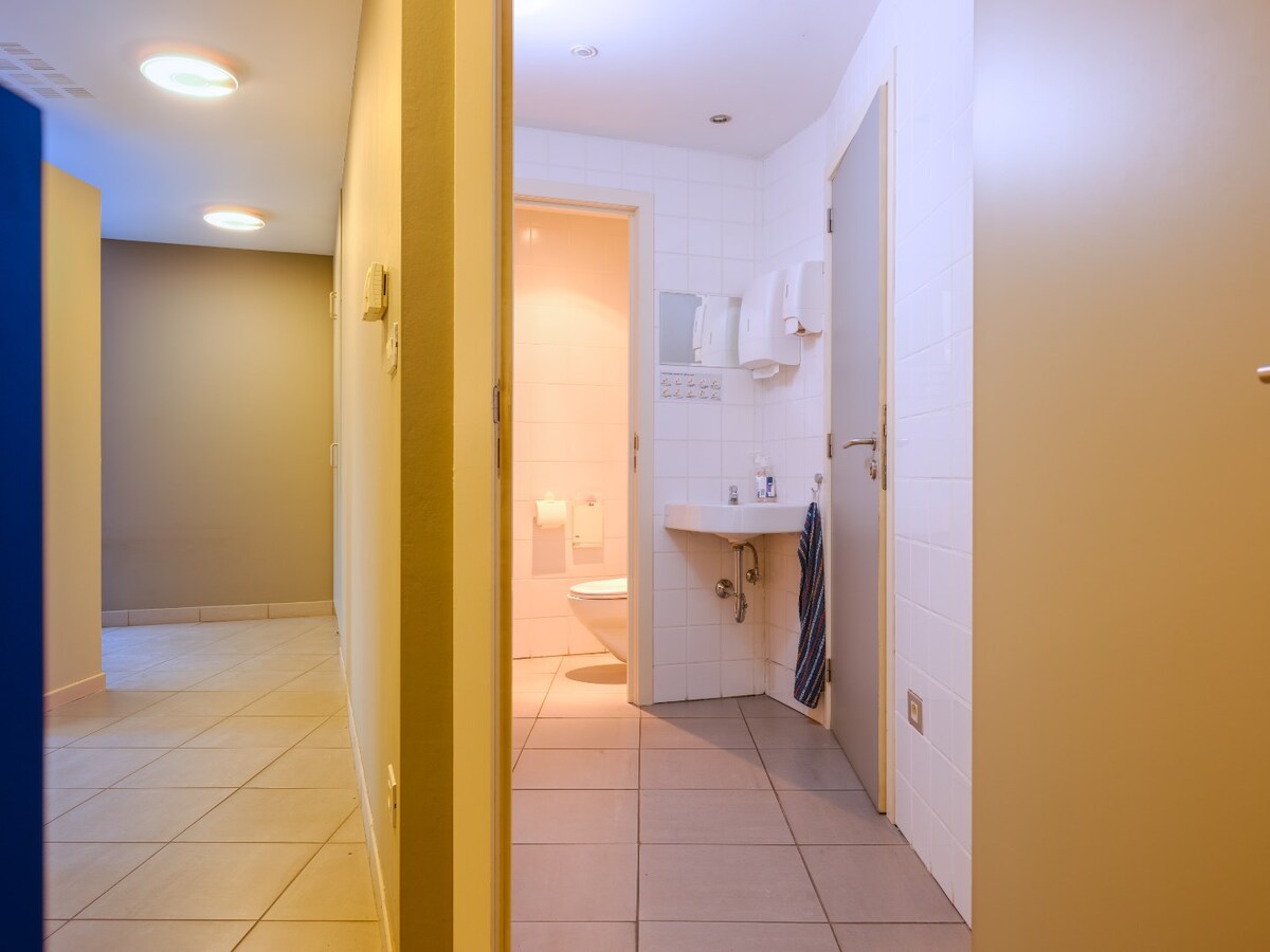 Nabij station gelegen kantoor, met goede visibiliteit op belangrijk kruispunt 