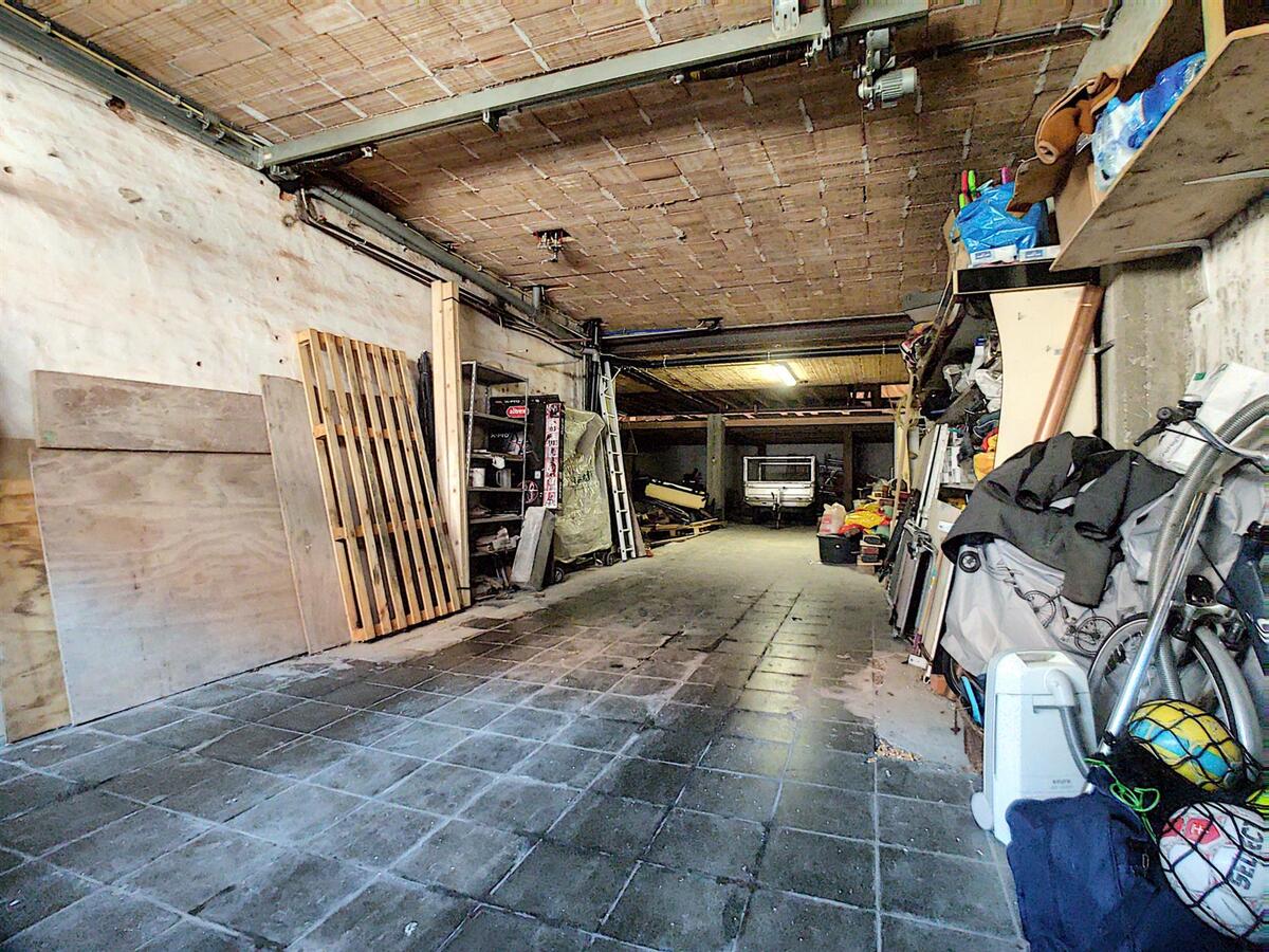 Centraal gelegen opslagplaats (+- 220m² + extra zolderruimte) - Heist 