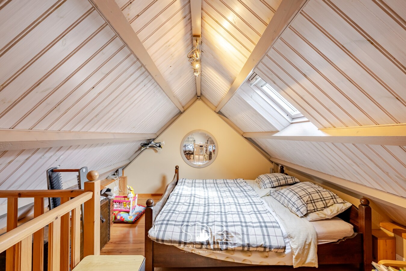 Landelijke woning met authentiek gastenhuis, stalgebouw, graslanden en buitenpiste op 20.285m² 