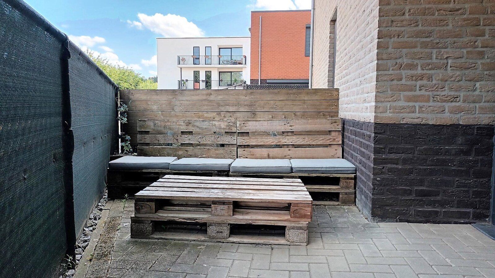 Modern gelijkvloers appartement met terras en garagebox. 