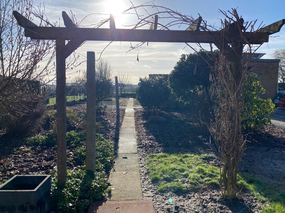 Ruime halfopen woning met garage, 3 slaapkamers en tuin 