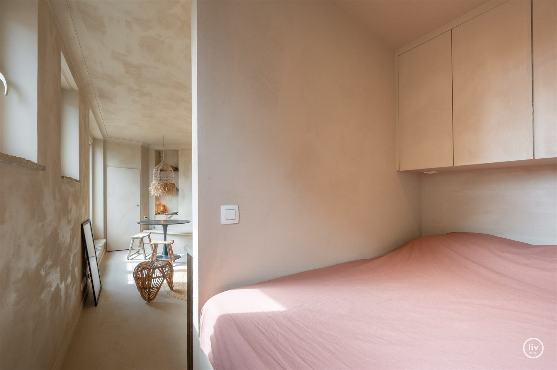 Super leuke, gerenoveerde studio met slaaphoek met open zicht over het Angelicanenkerkje in de Zoutelaan. 