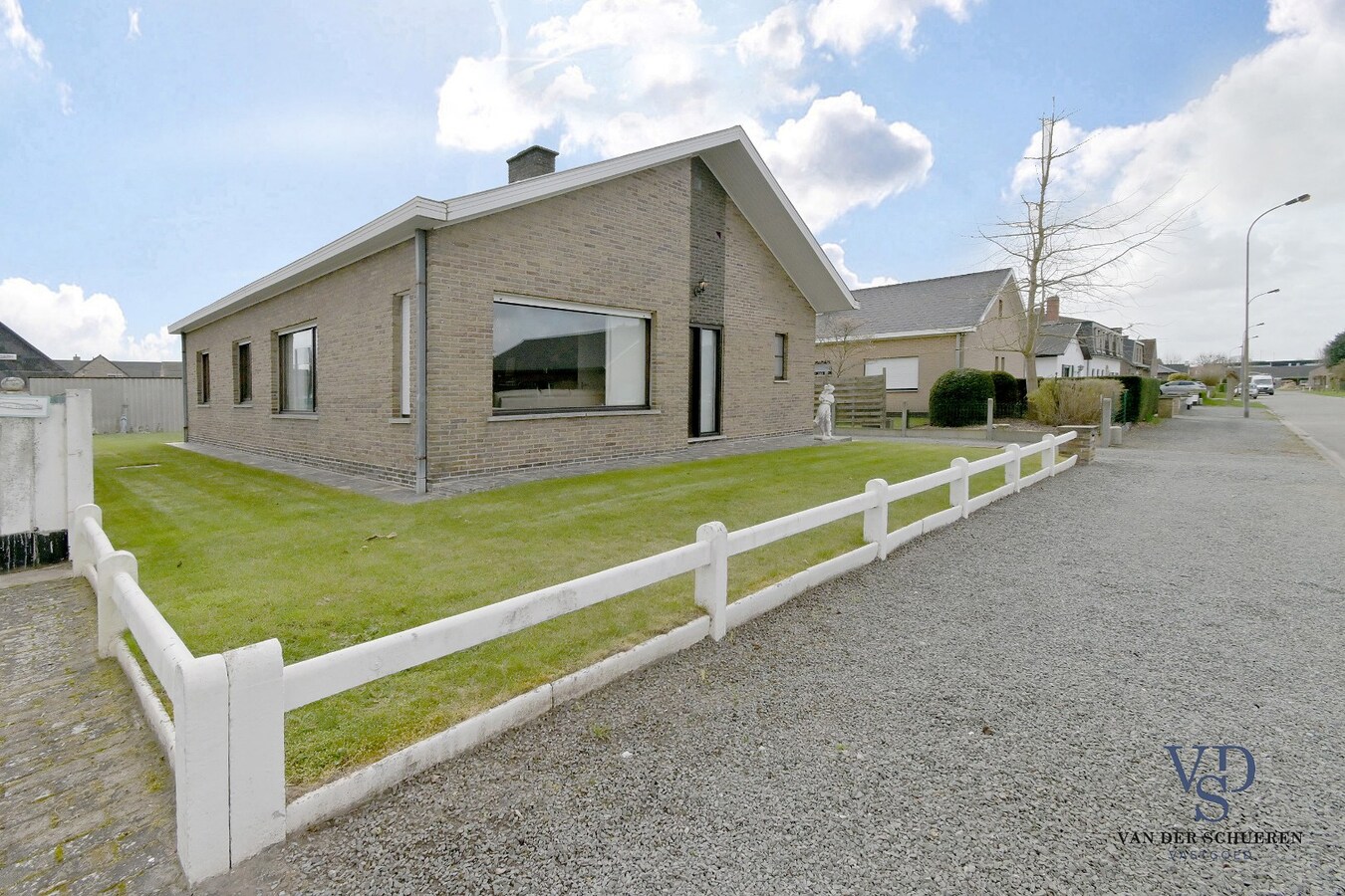 Gelijkvloerse woonst, in een residentiële wijk. 