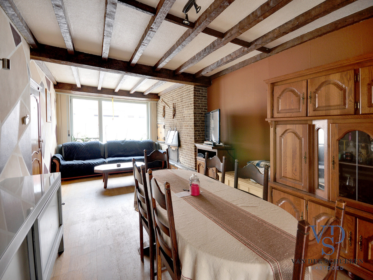 Op te frissen gezinswoning in hartje Gavere ! 