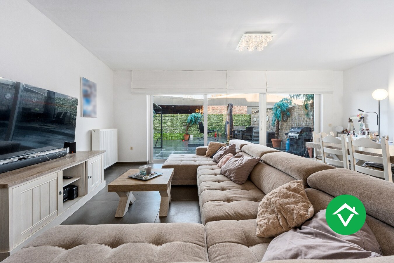 Instapklare nieuwbouwwoning met 5 slaapkamers en zonneterrassen op topligging in Eernegem 