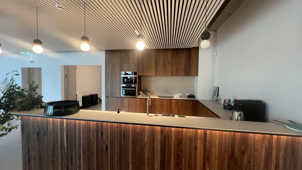 Recent bedrijfsgebouw te huur langs E40 in Erembodegem