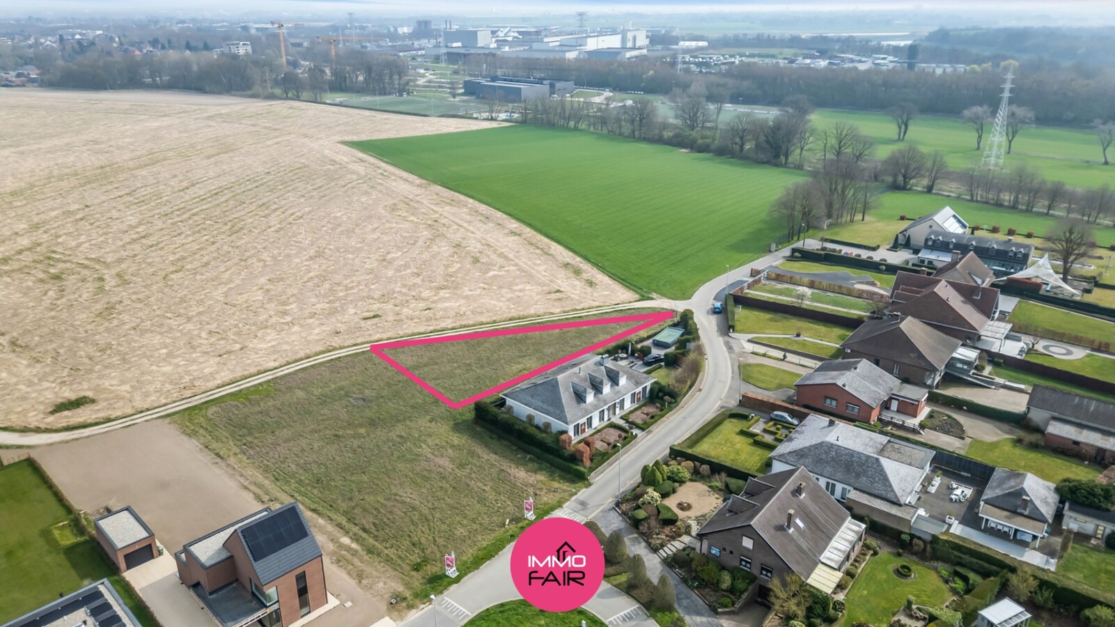 Open bebouwing met panoramisch zicht midden in de velden 