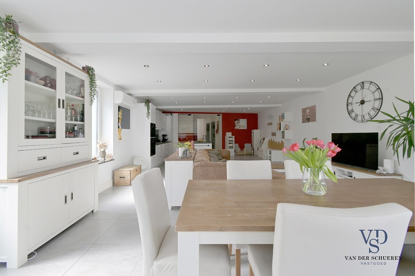 Exceptioneel ruime woning - instapklaar. 