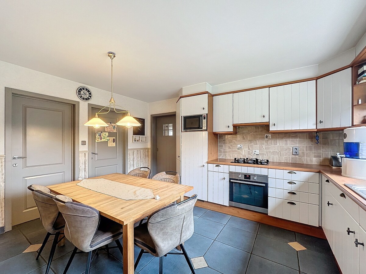 Deze woning is gelegen in Kaulille, een deelgemeente van Bocholt, in een doodlopende straat met een gezellig pleintje. 