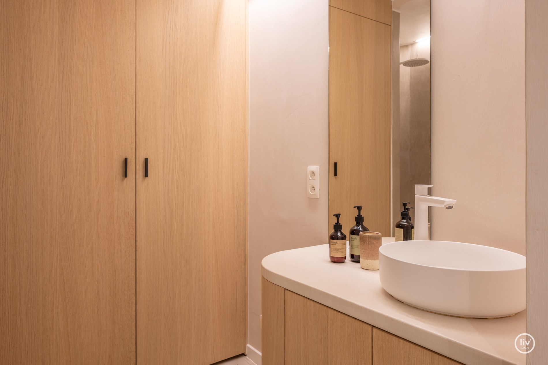 Prachtig integraal gerenoveerde studio gelegen op de vierde verdieping te Van Bunnelaan. 