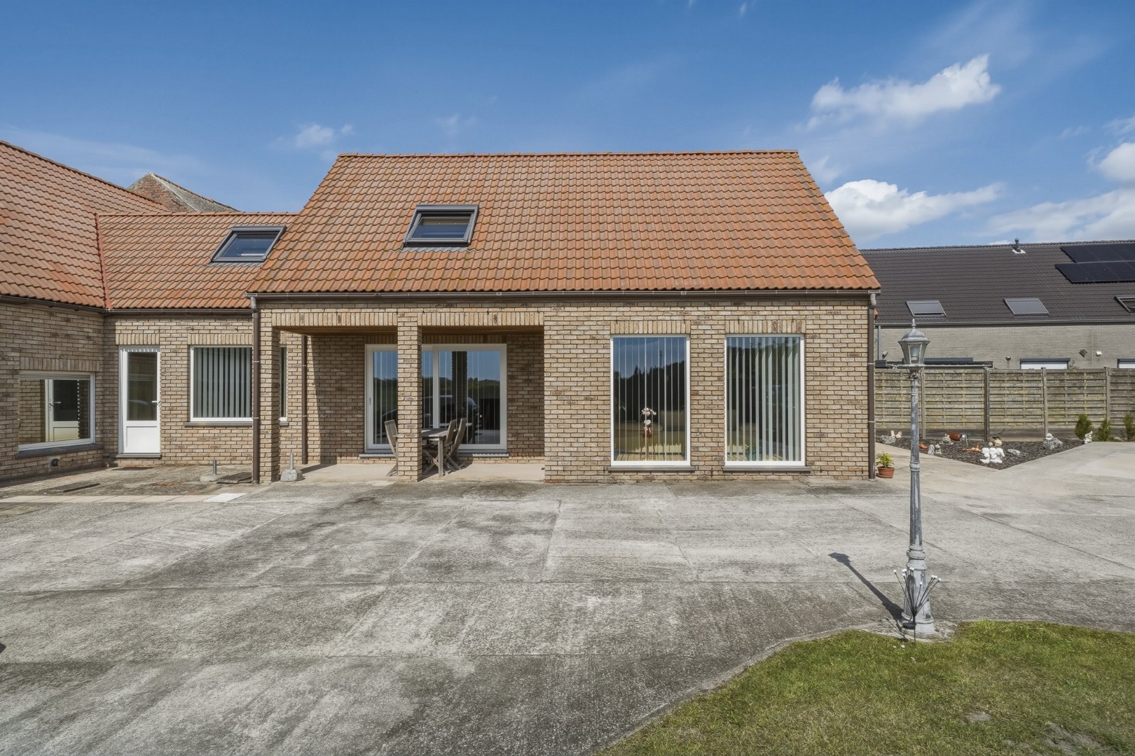 Alleenstaande woning op ruim perceel met vernieuwd woongedeelte en loods (80 m²) 