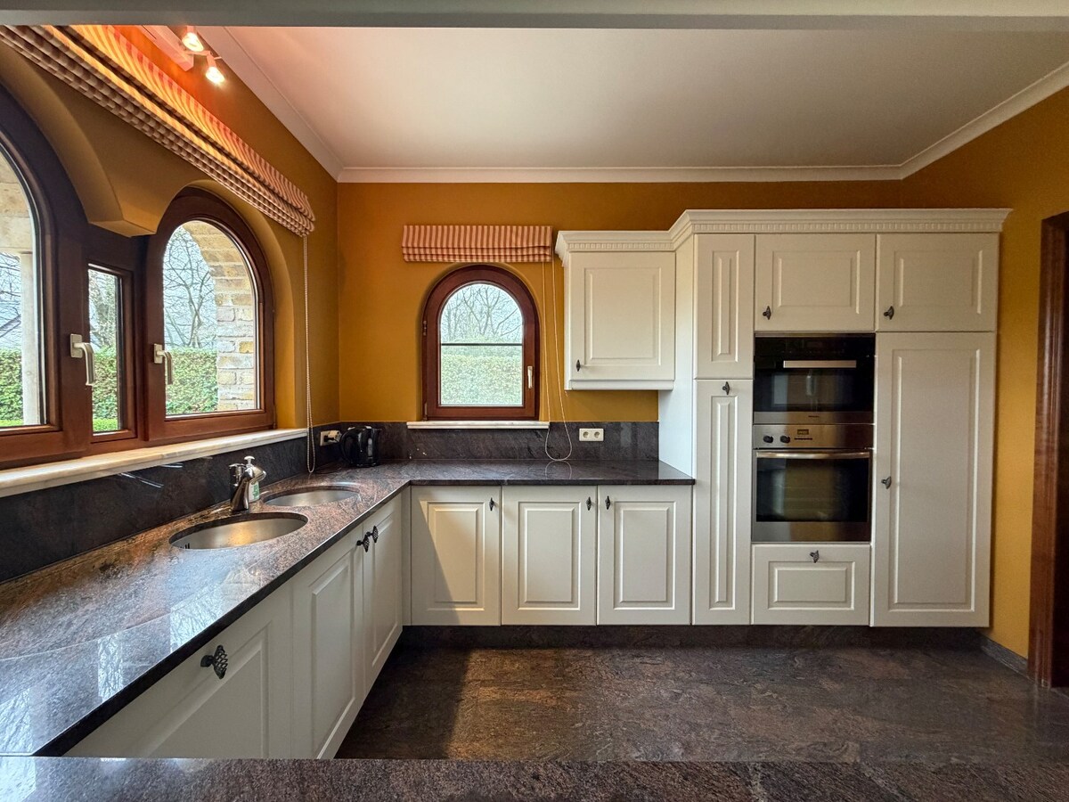 Ruime en rustig gelegen Spaanse villa te Dikkelvenne. 