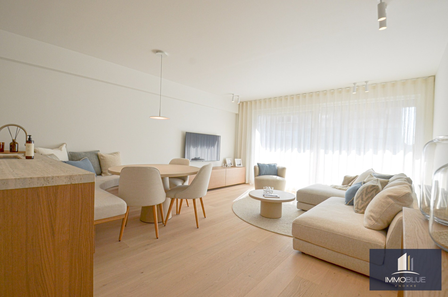 Appartement entièrement rénové avec trois chambres à coucher, situé en plein centre. 