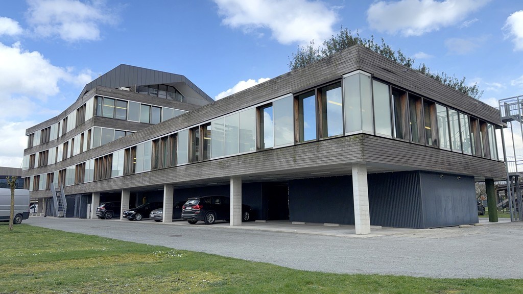 Vrijstaand kantoorgebouw te huur nabij oprit R4 in Wondelgem