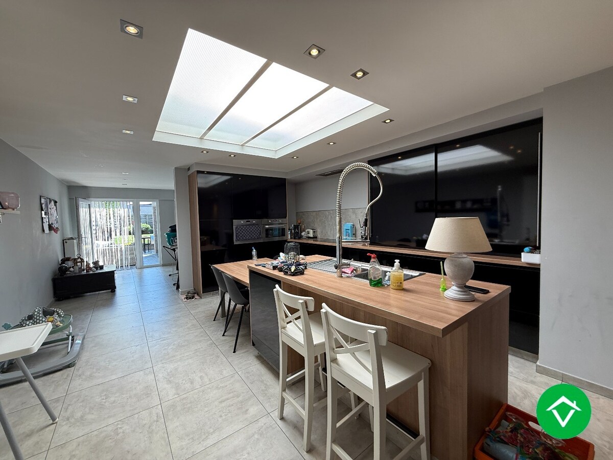 Instapklare woning met drie slaapkamers, tuin met uitweg, zolderkamer te Roeselare 