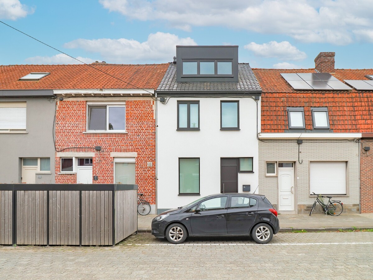 Volledig gerenoveerde en instapklare woning met 3 slaapkamers en tuin te Kortrijk! Doorniksewijk ! 