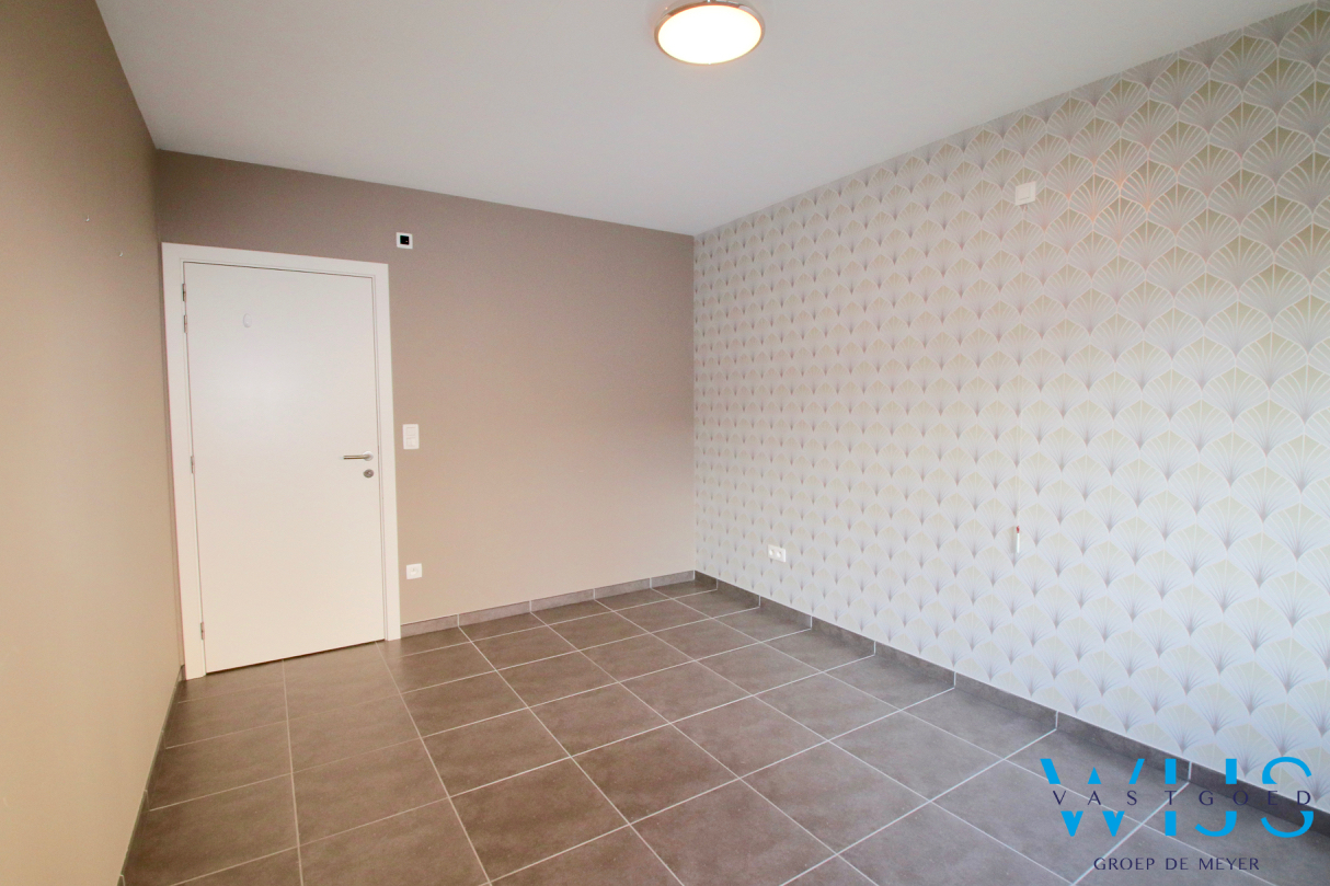 Recent GELIJKVLOERS appartement met 2 slaapkamers te Oosteeklo ! 